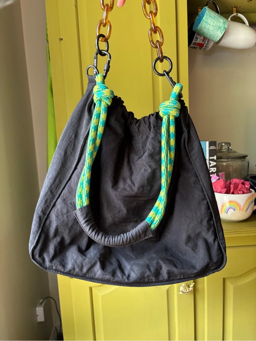 Black Shoulder Bag with Tortoiseshell Chain and Rope Strap - rotunda